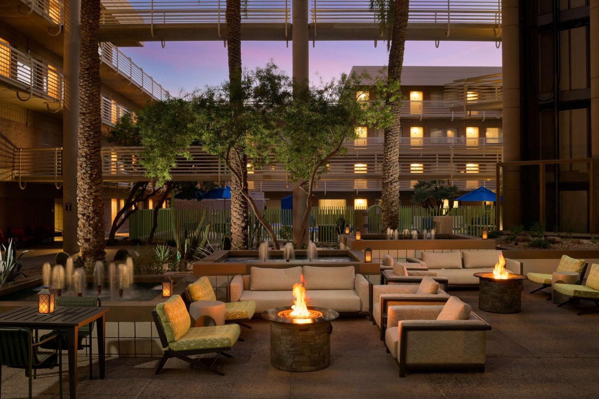 Doubletree Suites By Hilton Phoenix Exterior foto